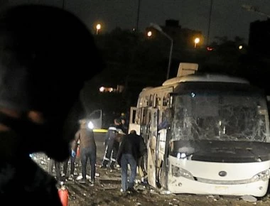 Αίγυπτος: Αστυνομικές δυνάμεις σκότωσαν «40 τρομοκράτες» μετά την έκρηξη σε τουριστικό λεωφορείο